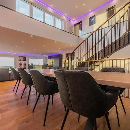 Moderne Mit Whirlpool Und Heimkino