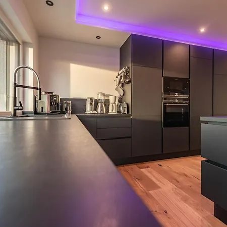 Moderne Mit Whirlpool Und Heimkino 빌라 *
