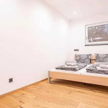 Moderne Mit Whirlpool Und Heimkino *