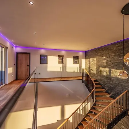 Moderne Mit Whirlpool Und Heimkino *