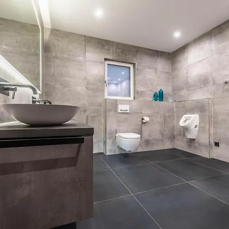 빌라 Moderne Mit Whirlpool Und Heimkino