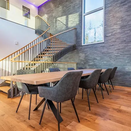 Moderne Mit Whirlpool Und Heimkino 빌라