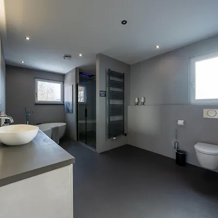 Moderne Mit Whirlpool Und Heimkino 빌라 *