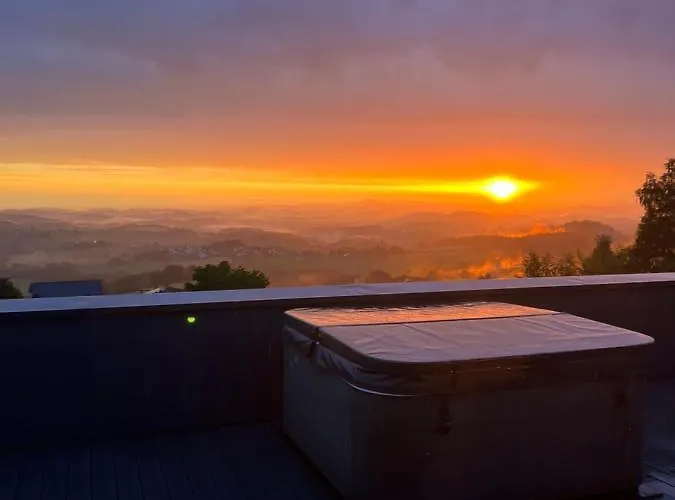 Moderne Mit Whirlpool Und Heimkino *