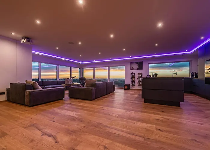 Moderne Mit Whirlpool Und Heimkino