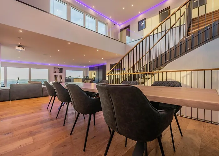 Moderne Mit Whirlpool Und Heimkino