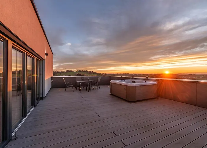 Moderne Mit Whirlpool Und Heimkino Vila