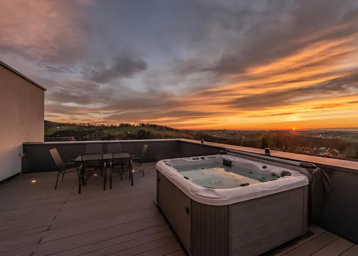 Moderne Mit Whirlpool Und Heimkino Vila