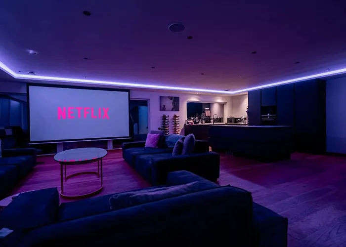 Moderne Mit Whirlpool Und Heimkino *