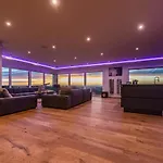 Moderne Mit Whirlpool Und Heimkino