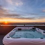 Moderne Mit Whirlpool Und Heimkino *