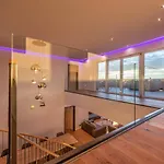 Moderne Mit Whirlpool Und Heimkino Villa