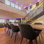 Moderne Mit Whirlpool Und Heimkino
