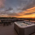 Moderne Mit Whirlpool Und Heimkino Villa