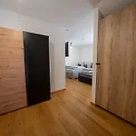 Moderne Mit Whirlpool Und Heimkino Villa