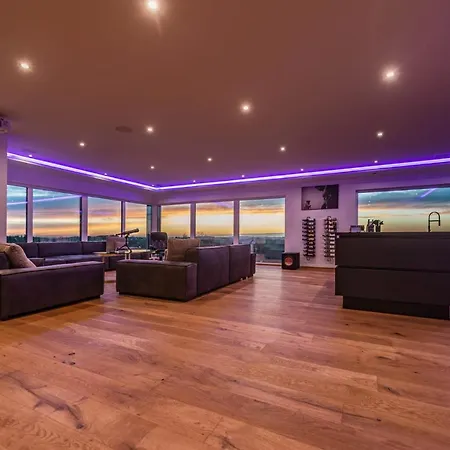 Moderne Mit Whirlpool Und Heimkino