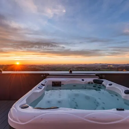 Moderne Mit Whirlpool Und Heimkino *