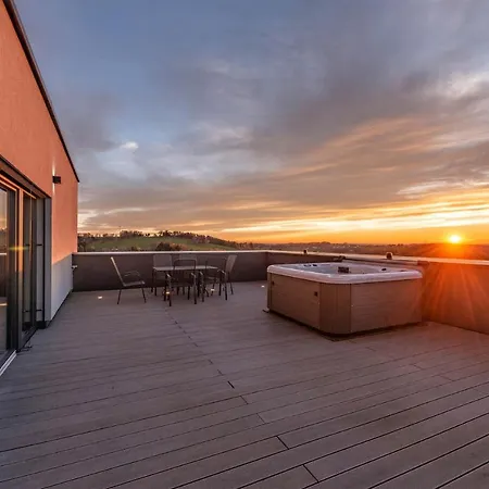 Moderne Mit Whirlpool Und Heimkino Vila