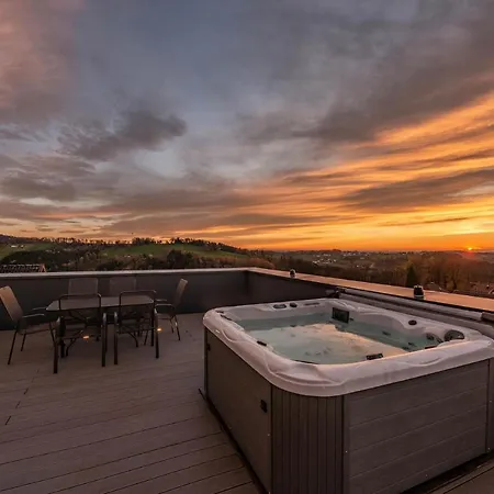 Moderne Mit Whirlpool Und Heimkino Vila