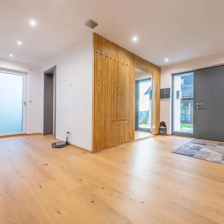 Moderne Mit Whirlpool Und Heimkino Vila