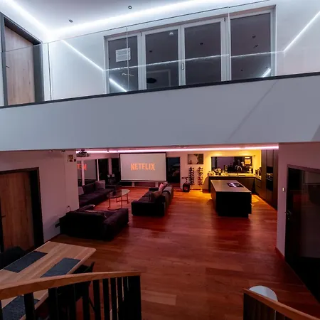 Moderne Mit Whirlpool Und Heimkino