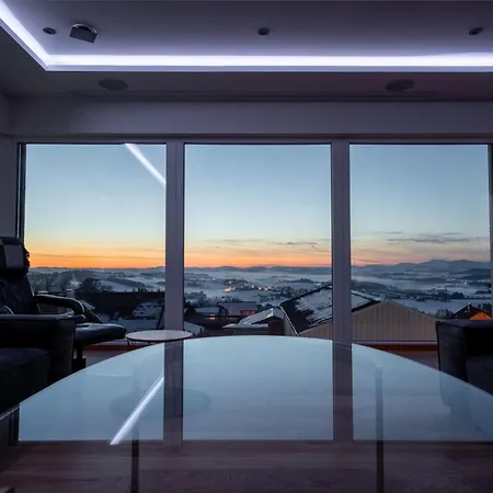 Moderne Mit Whirlpool Und Heimkino Vila