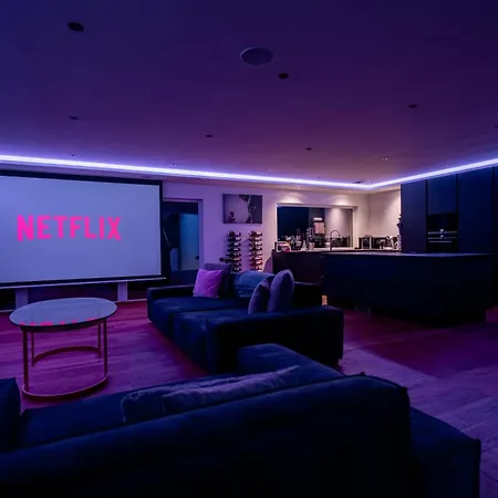 Moderne Mit Whirlpool Und Heimkino *