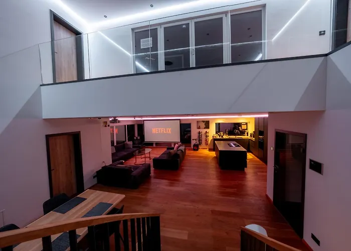 Moderne Mit Whirlpool Und Heimkino