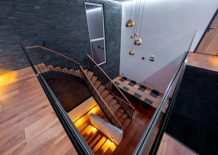 Moderne Mit Whirlpool Und Heimkino Villa